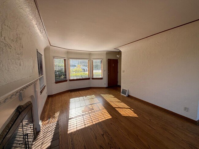 Building Photo - 2466 Montavista Pl W