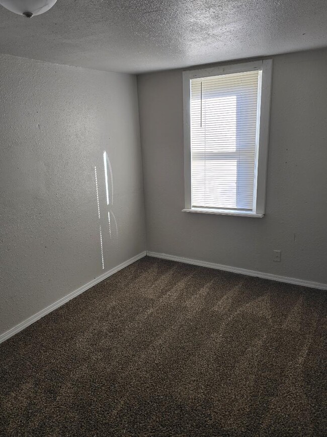 Building Photo - 1202 E Oak St