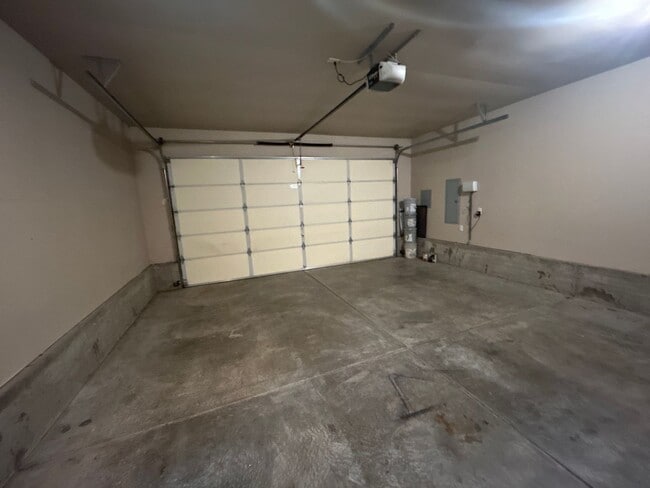 Building Photo - 3 Bedroom 2 Bathroom Knox Butte Home