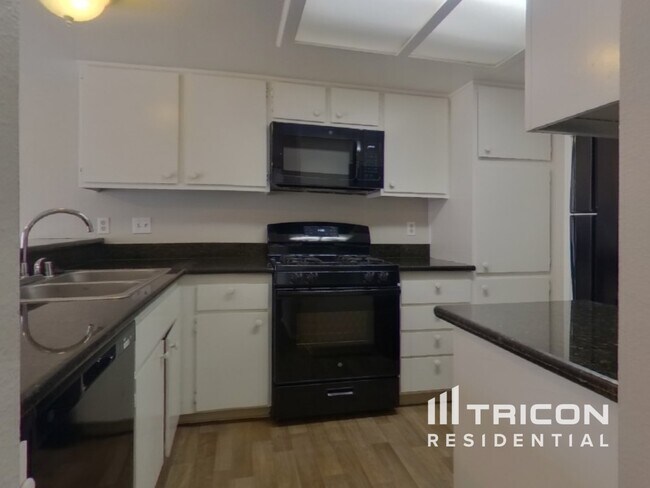 Building Photo - 1676 Round Mountain Cir