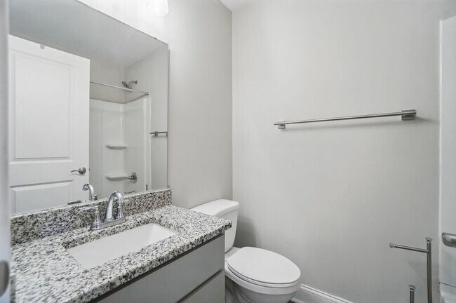 Building Photo - 107 W Elder St