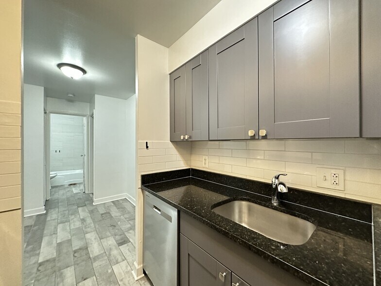 Building Photo - 3825 N Pine Grove Ave