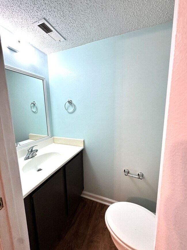 Building Photo - 2BR/2.5 Bath Townhome Minutes to Camp Lejuene