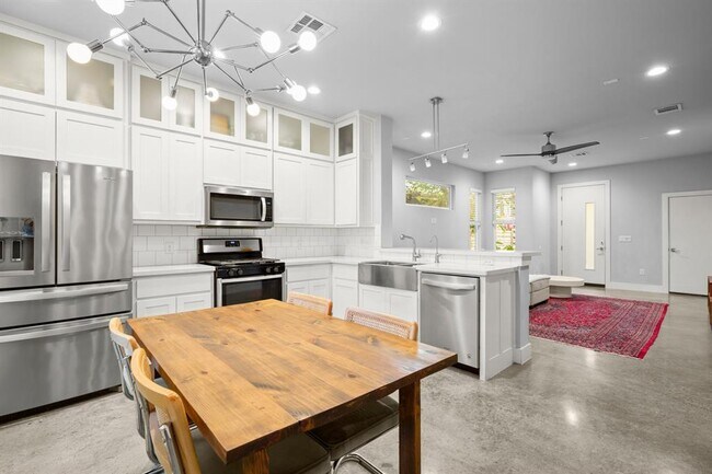 Building Photo - 1220 Delano St