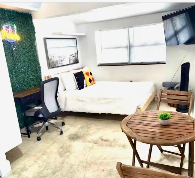 Building Photo - 4540 SW 28th Terrace