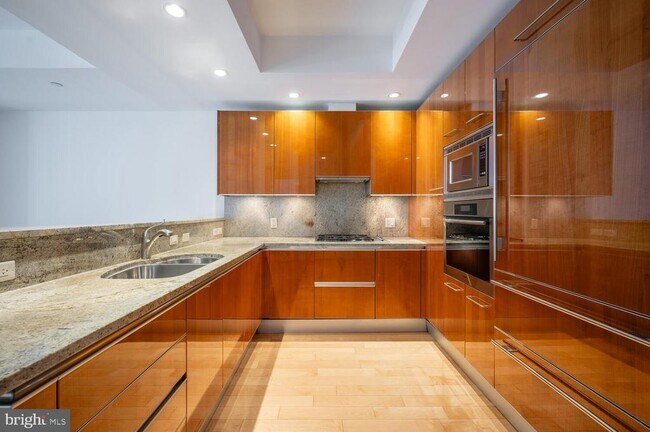 Building Photo - 1881 N Nash St