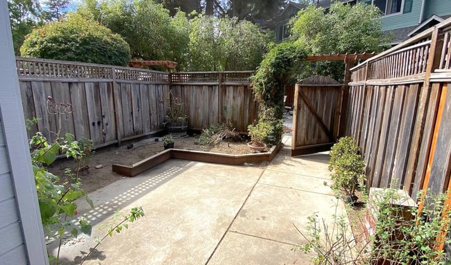 Building Photo - Bright & Spacious 2BR Townhome / Prime San...