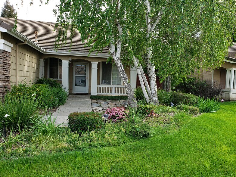 Building Photo - 2054 Pinehurst Ct