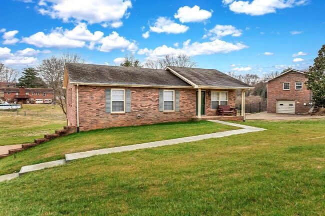 Building Photo - This charming rental in a convenient Clarksville location!