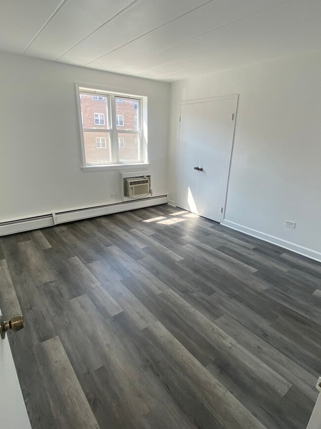 Building Photo - 6160 N Damen Ave