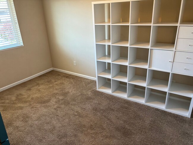 Building Photo - Beautiful 3 Bed/ 2.5 Bath Townhome w/ Gas ...