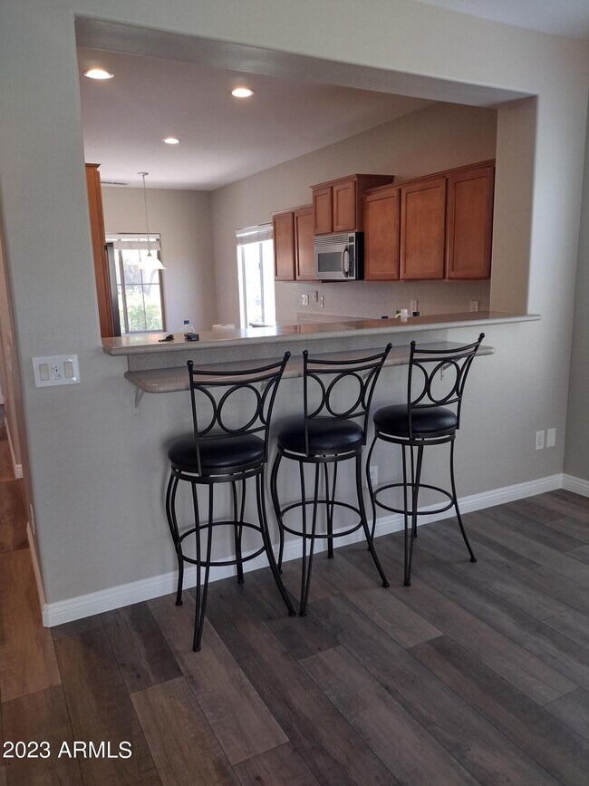 Building Photo - 466 E Yellow Wood Ave