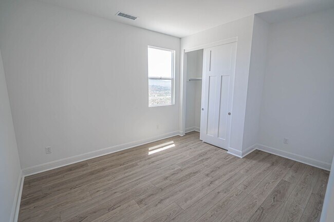 Building Photo - Spacious 5-Bedroom Home with Community Ame...