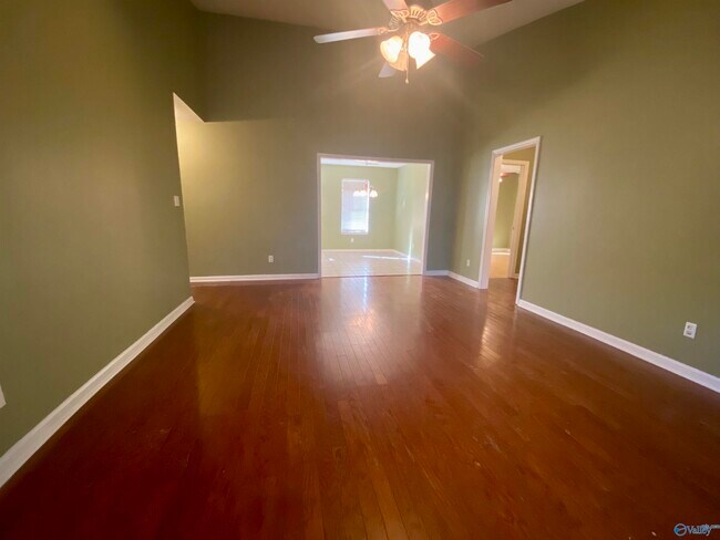 Building Photo - 242 Comet Dr