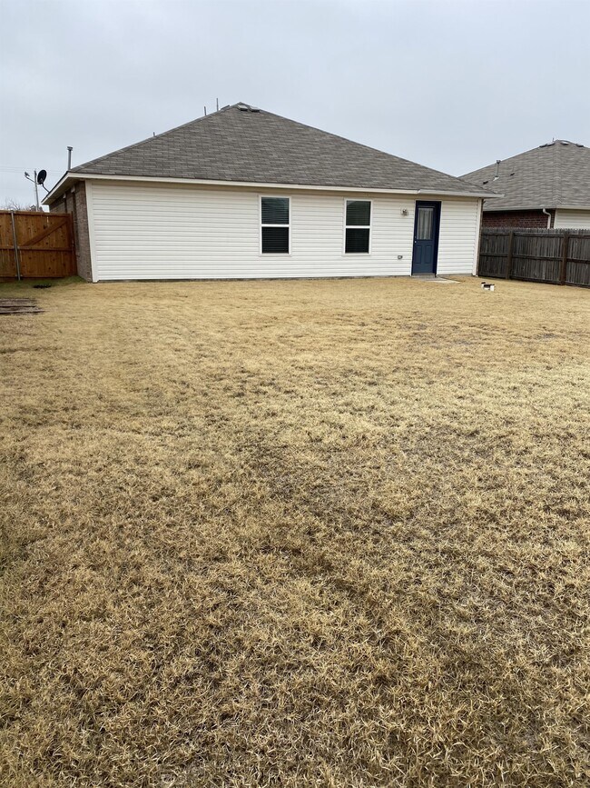 Building Photo - 10240 Hidden Village Dr