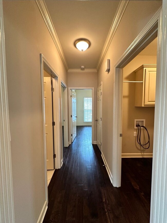 Building Photo - Stunning 3 Bedroom 2 Bath House