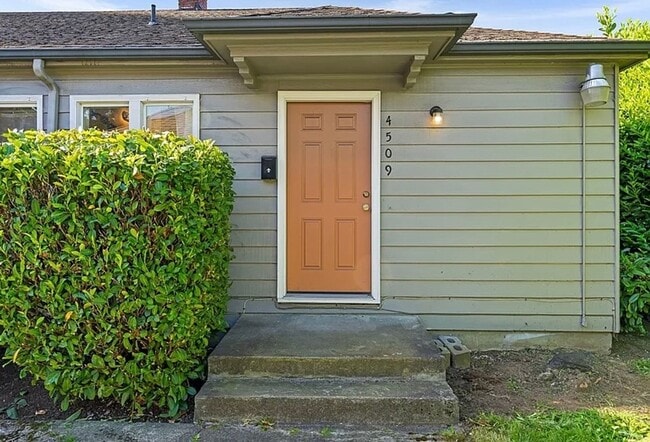 Building Photo - $500 Move-In Bonus – Modern One Bedroom in Overlook