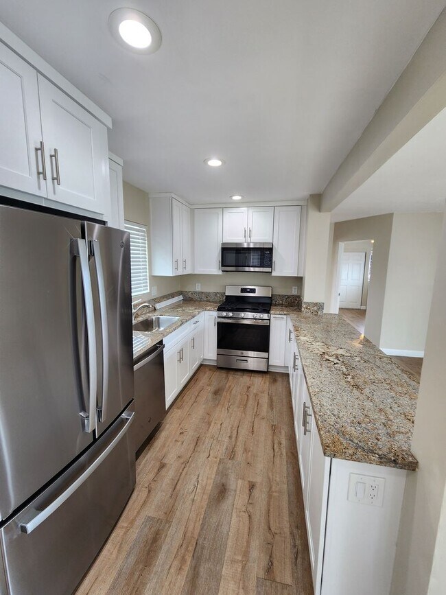 Building Photo - Upper Unit with Ocean View In OB - Complet...