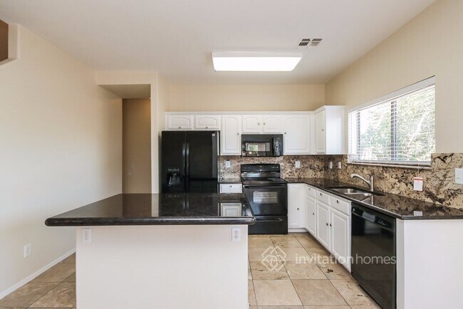 Building Photo - 2322 E Spruce Dr