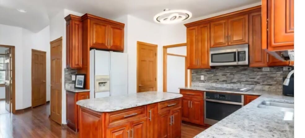 Building Photo - 5261 Oakbrook Dr