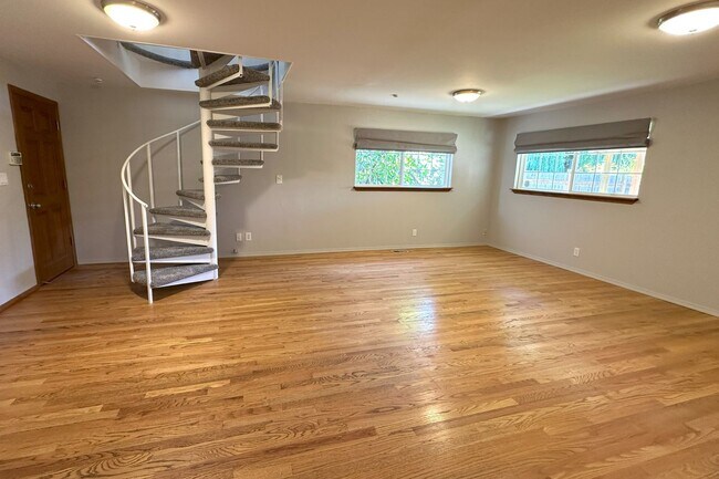 Building Photo - Bright and spacious 5bd 2 ba house in Edmo...