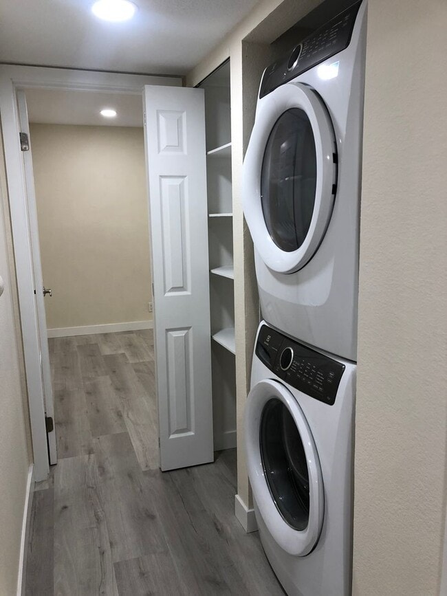 Building Photo - Remodeled 2 bedroom 1 bathroom with large ...