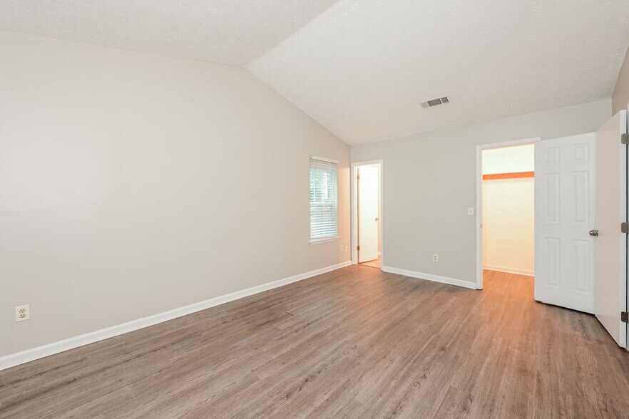 Building Photo - 6052 Creekford Dr