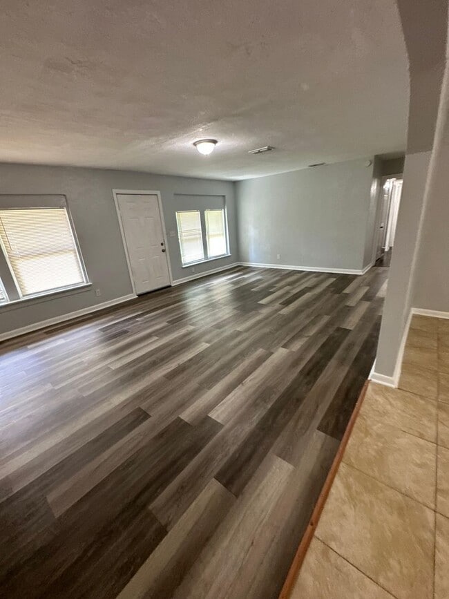 Building Photo - Renovated 3/1 Ready to Move In!