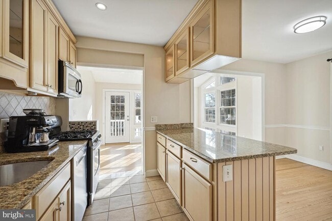 Building Photo - 313 E Mason Ave