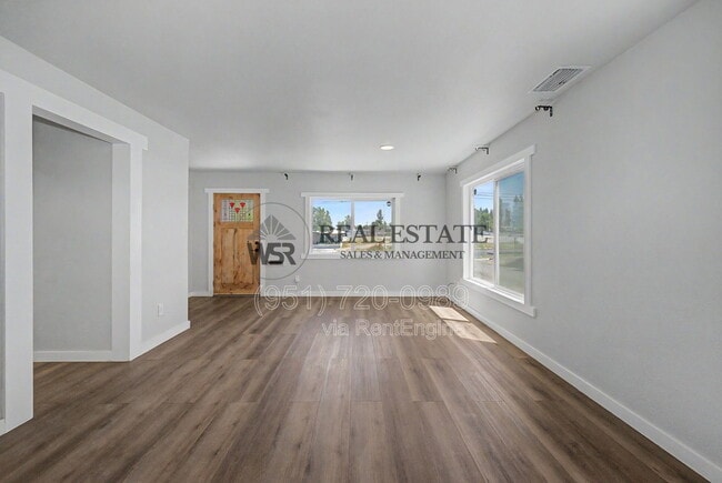 Building Photo - 1030 E Brockton Ave