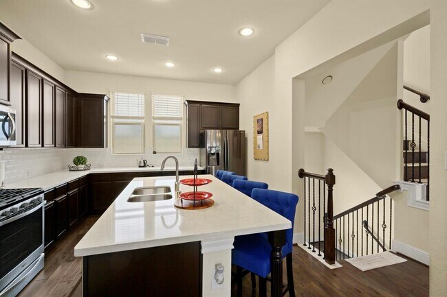 Building Photo - 8406 Oak Leaf Point Dr