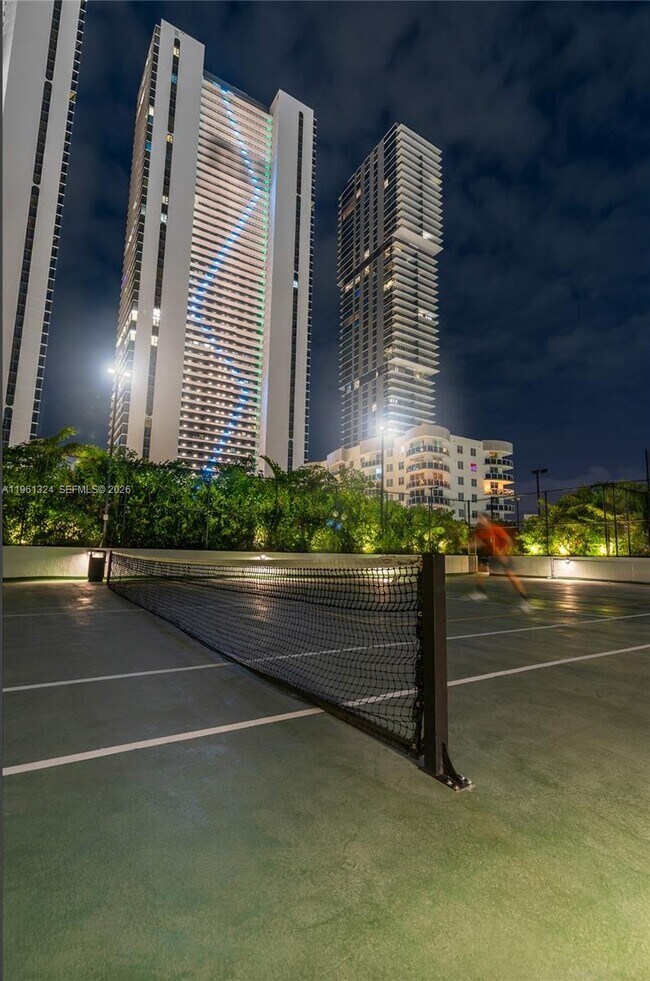 Building Photo - 700 NE 24th St