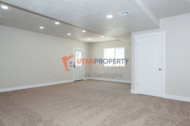 Building Photo - 1353 W Quailhill Rd