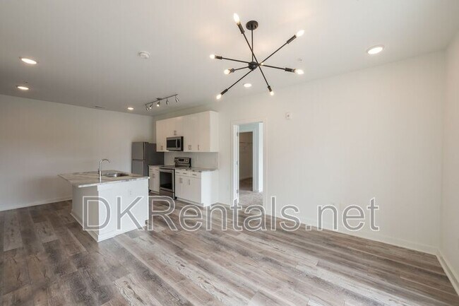 Building Photo - 525 Parkway Dr NE