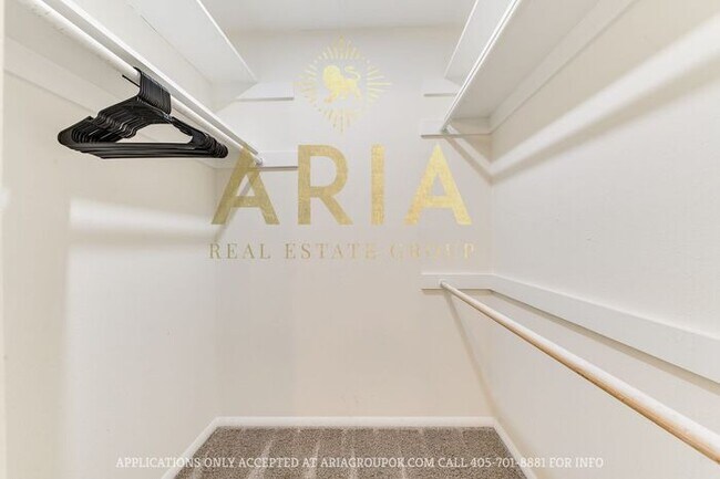 Building Photo - Unique 3 bed/2 bath Property with HUGE Bon...