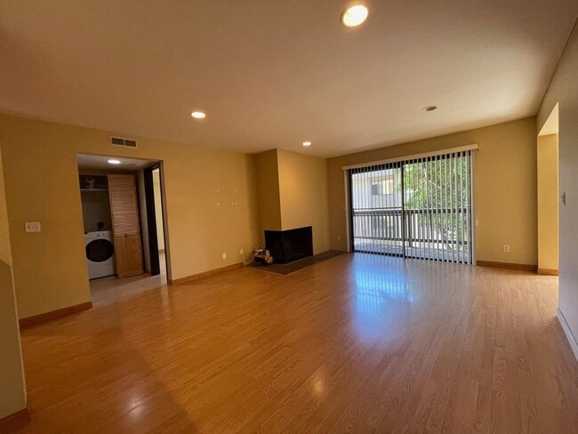 Building Photo - 1 Br - 1 Ba Hillcrest Condo with Washer/Dr...