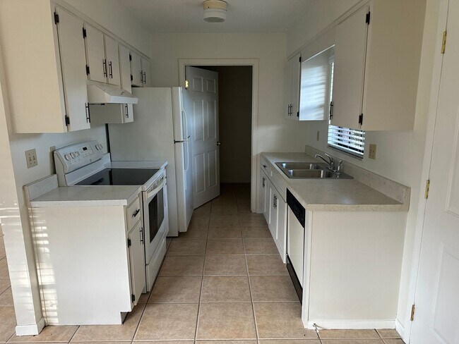 Building Photo - 706 Lee St