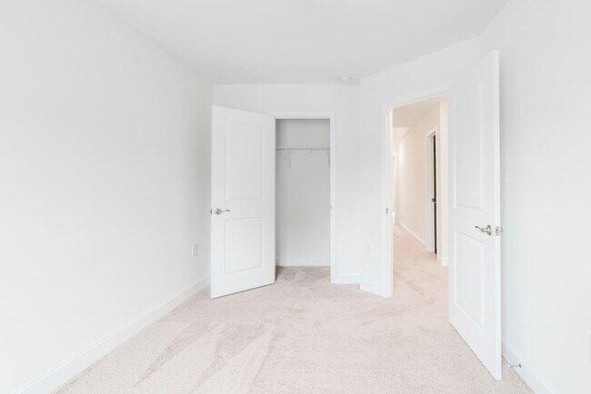 Building Photo - Available Early July - 3 Bed, 2.5 Ba in Convenient Location! Pet Friendly!