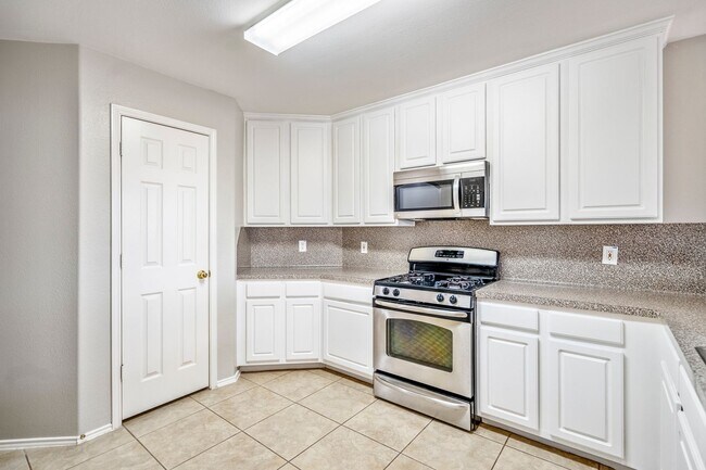 Building Photo - Bright and Beautiful Open-Concept Home!
