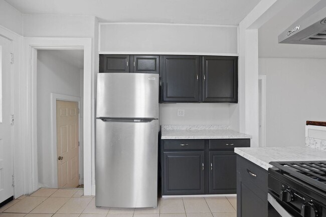 Building Photo - HYDE PARK - Move In Special! Gorgeous 3BR ...