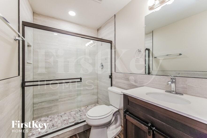 Building Photo - 1408 Flora Ave N