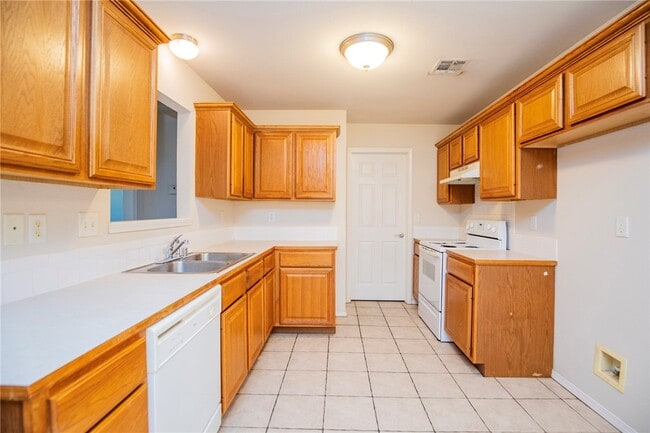 Building Photo - 610 Maplewood Dr