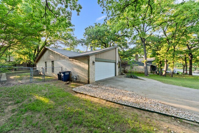 Building Photo - 121 Lake Vista W