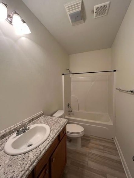 Building Photo - 35621 Oakridge Ave