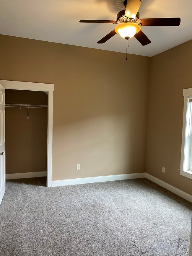 Building Photo - 2 Monticello Village Dr