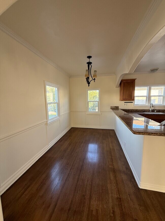 Building Photo - 5906 San Vicente Blvd