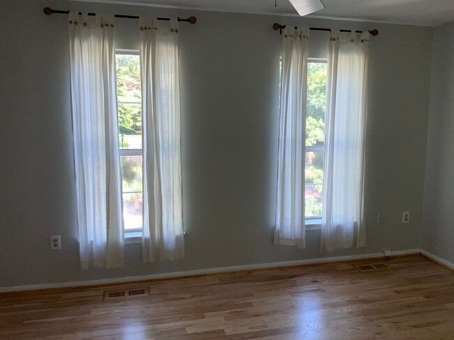 Building Photo - Beautiful 2BR 3.5BA updated town home located in the Saddle Ridge Community