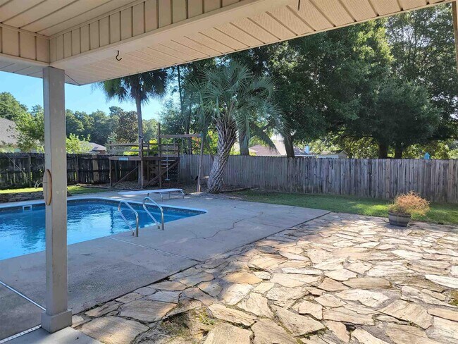 Building Photo - 4878 Pineview Ridge Rd