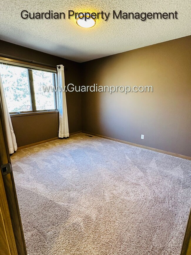 Building Photo - Eden Prairie SFH, 3 Car Garage, Sunroom, D...