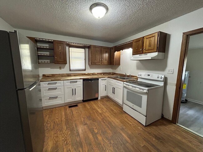 Building Photo - 3801 Creswell Dr